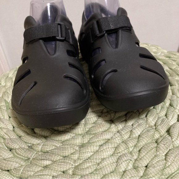 OOFOS Oocandoo Black Outdoors Sandals - Picture 6 of 14